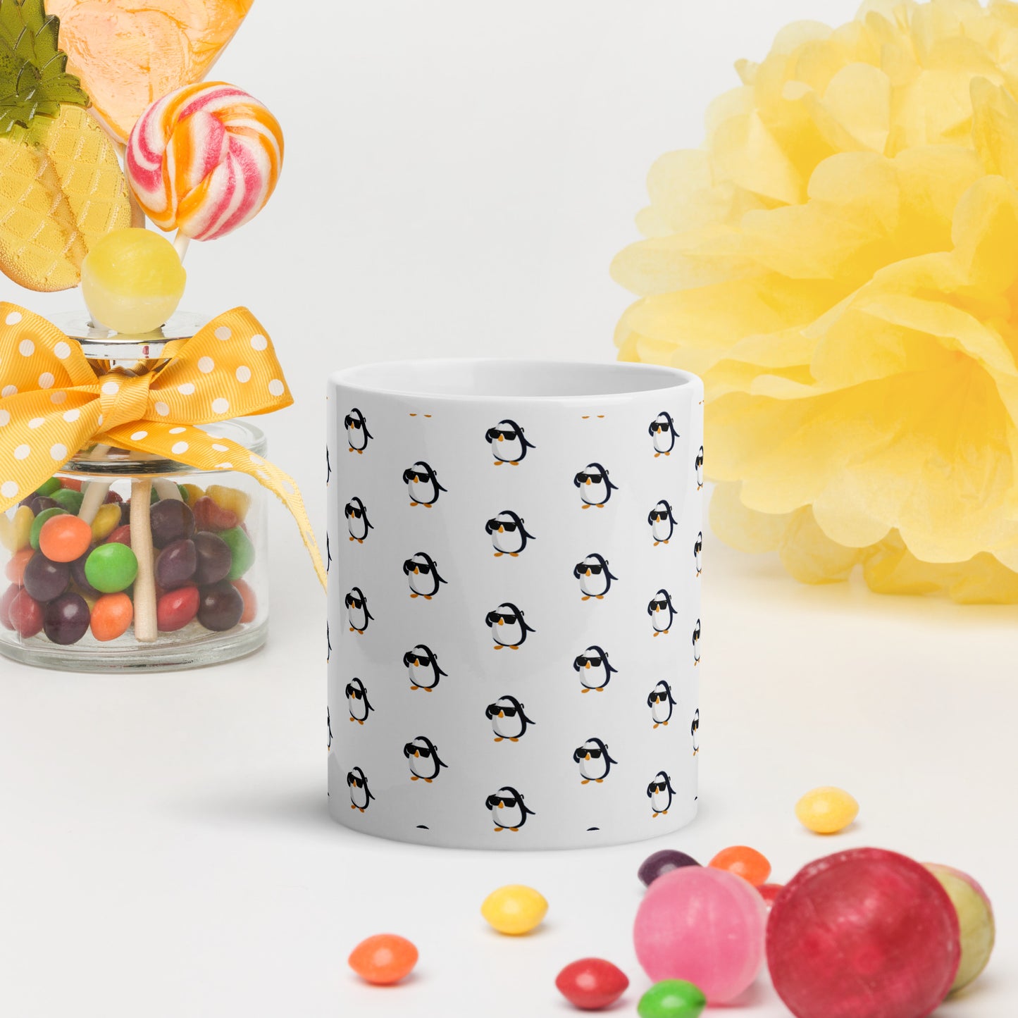 Taza blanca con pingüinos