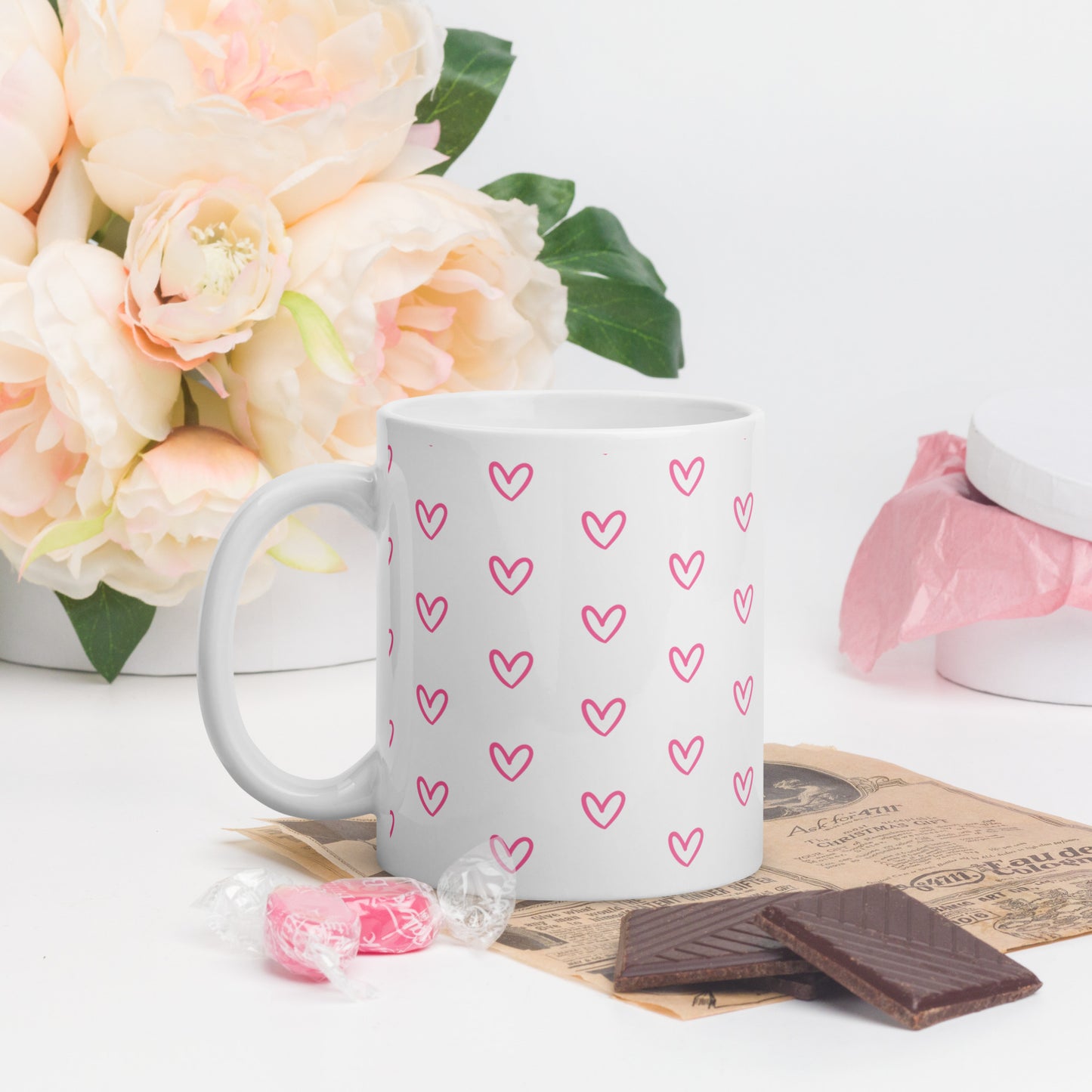 Taza blanca con corazones