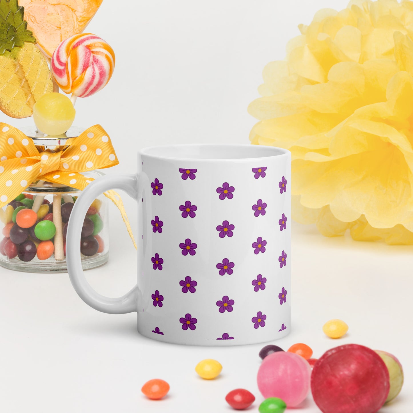 Taza blanca con flores