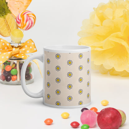 Taza blanca con flores