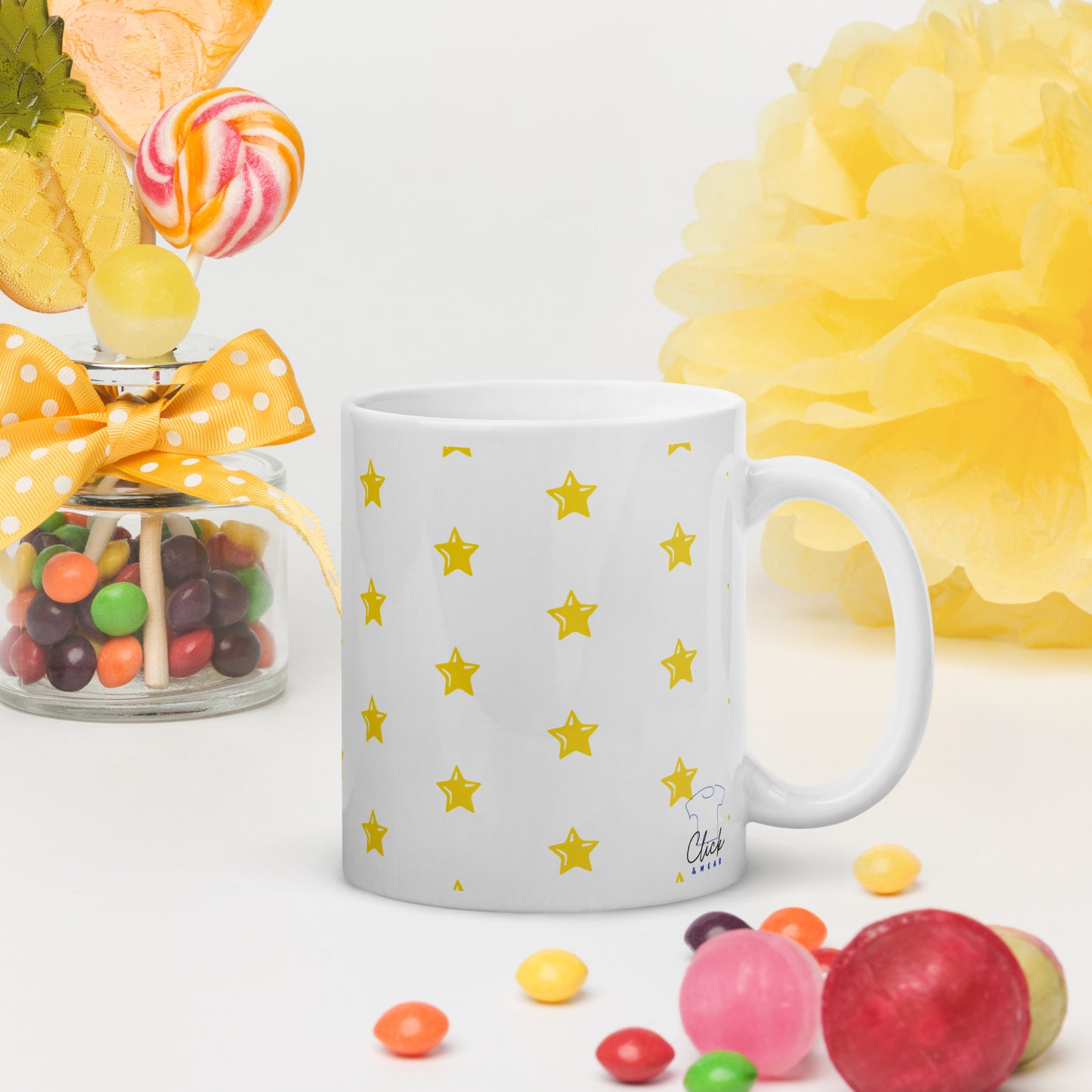 Taza blanca con estrellas