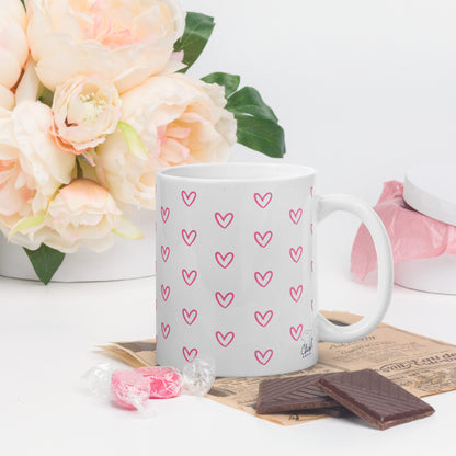 Taza blanca con corazones