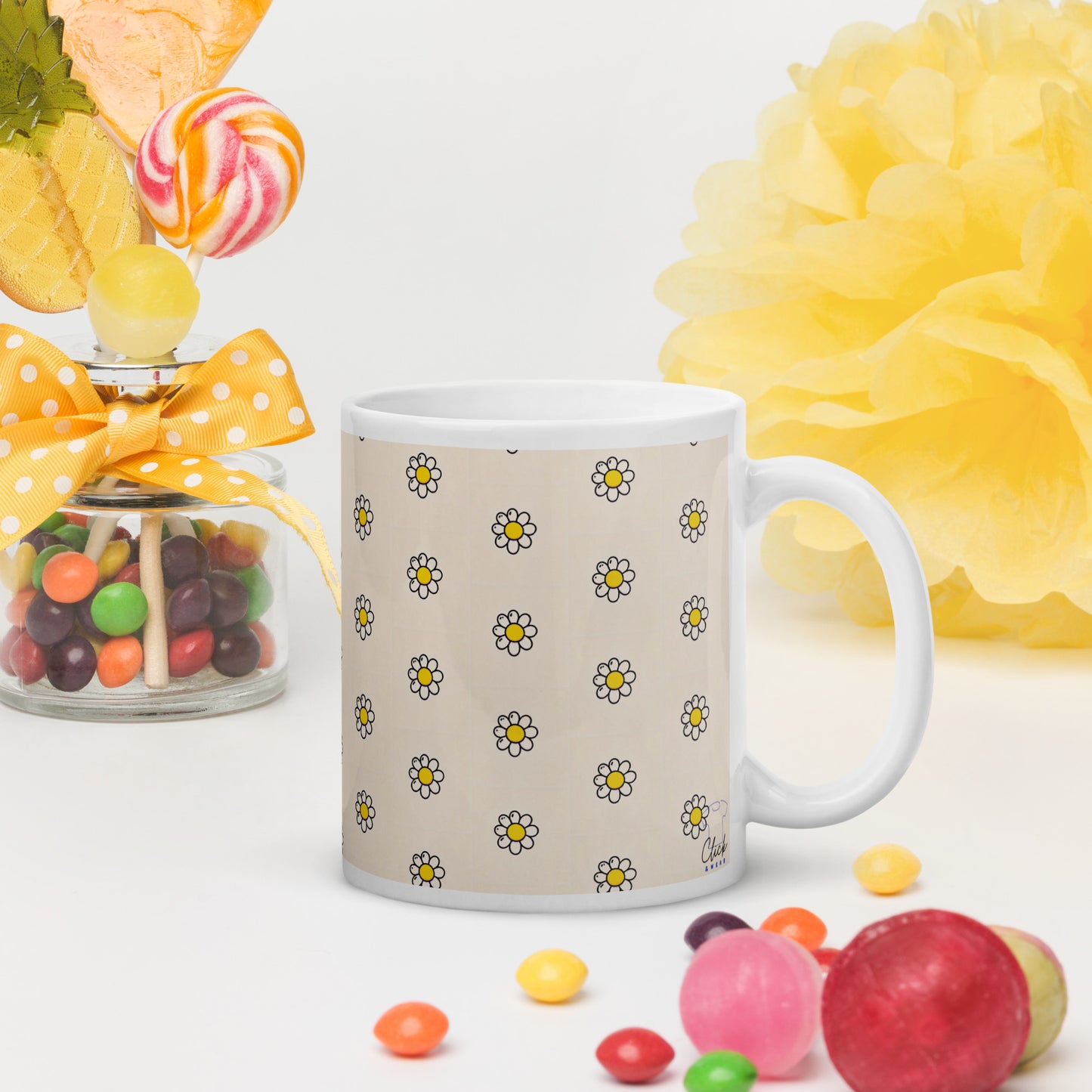 Taza blanca con flores